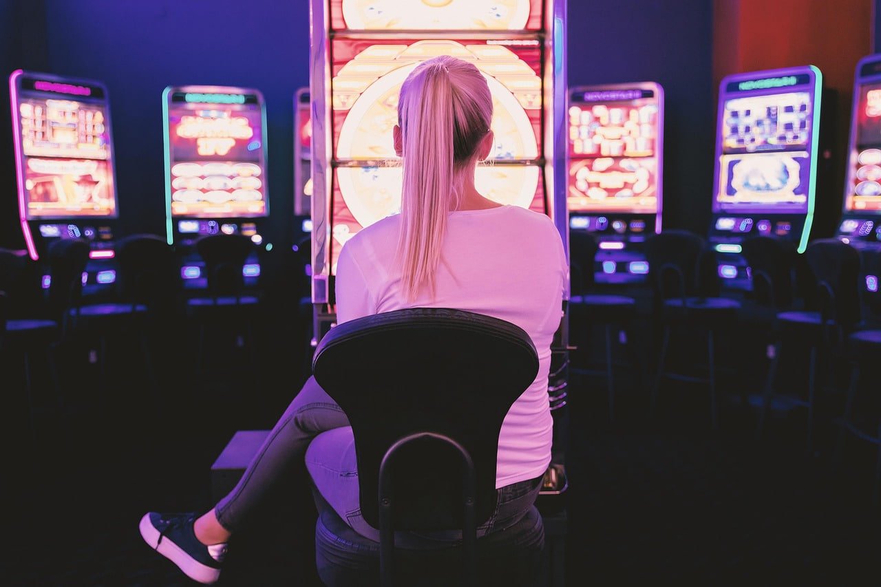IDA388 Live Casino – Dealer profesional memandu meja baccarat live dengan kamera multi-angle di studio IDA388